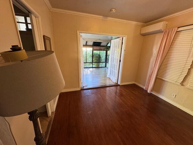 Building Photo - Charming Westside ADU with Private Backyard