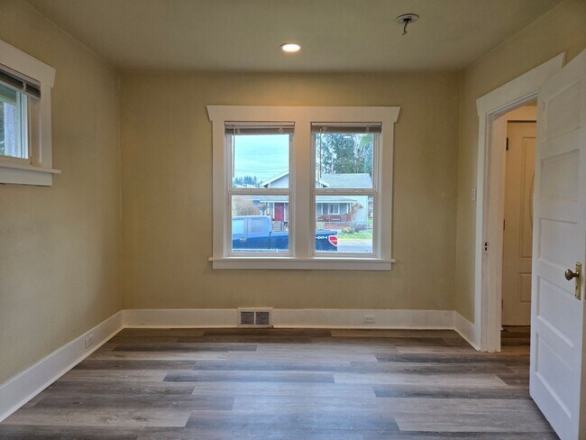 Building Photo - 2 Bedroom Duplex with Basement & 2-Car Garage