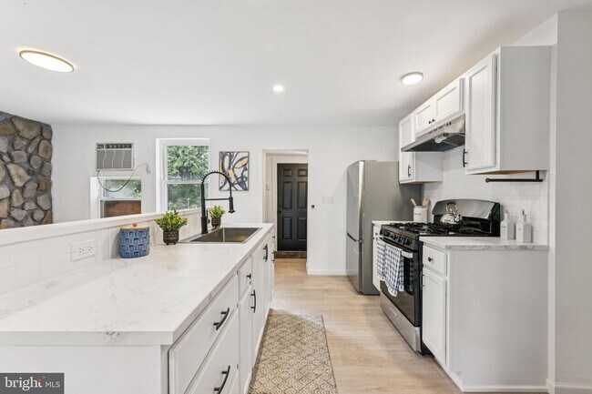 Building Photo - 818 Sylvan St