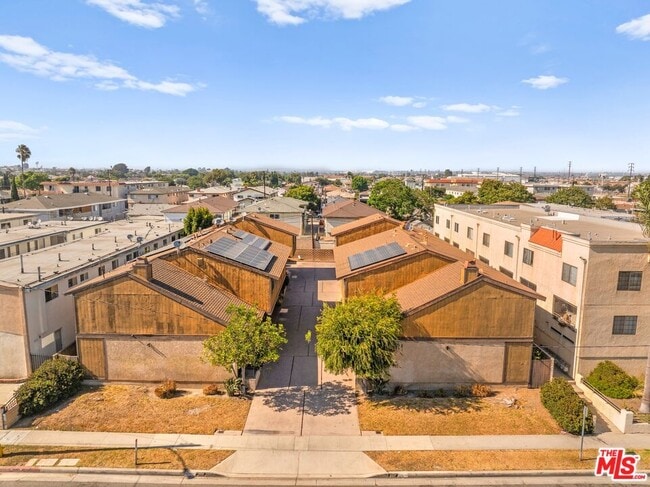 Building Photo - 4069 W Rosecrans Ave