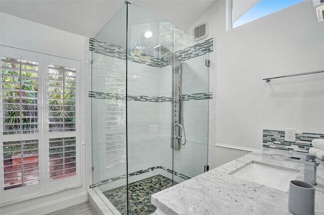 Building Photo - 2120 SW 28th Way