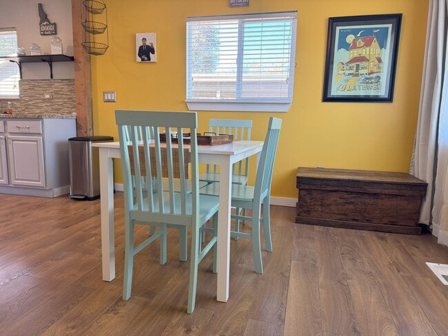 Building Photo - Fully Furnished - Long Term - Adorable Cab...