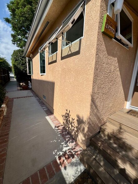Building Photo - 10740 Aqua Vista St