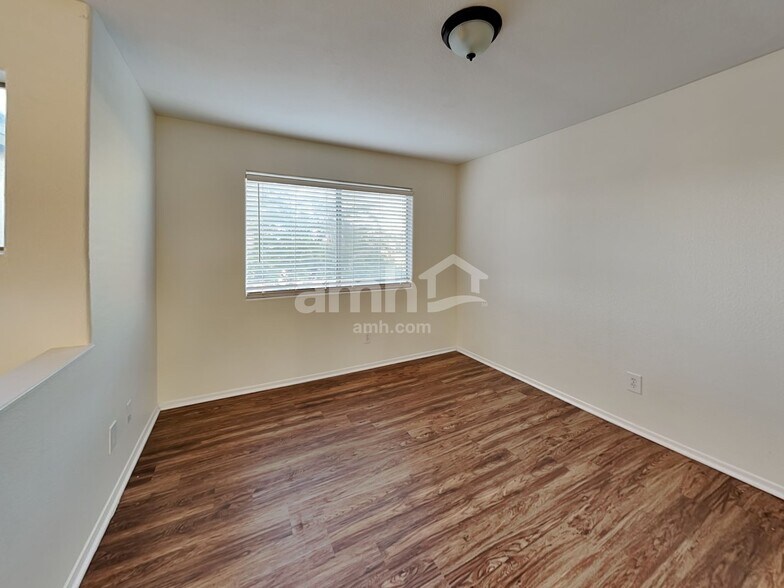 Building Photo - 9325 E Oro Ave