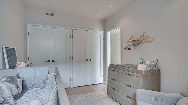 Building Photo - Luxurious Living in NW DC!