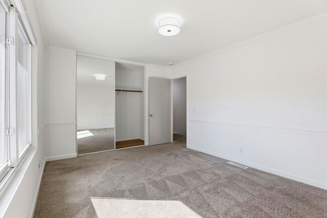 Building Photo - Freshly Renovated Single-Family Townhouse for Rent