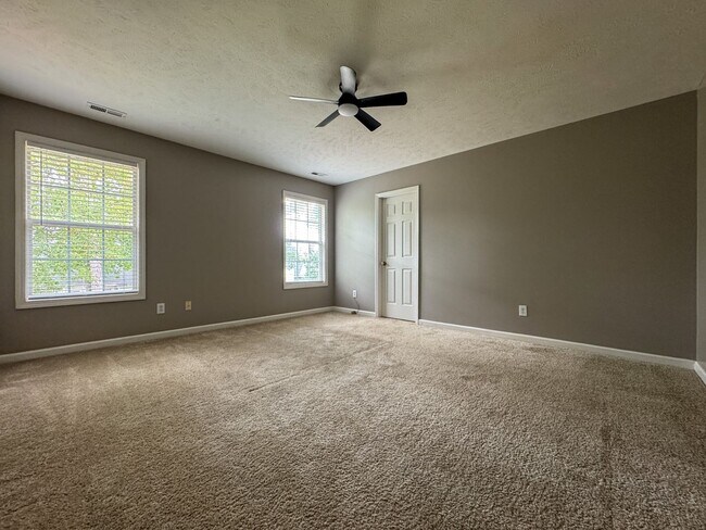Building Photo - Cute 3 Bed 2.5 Bath Home in Fayetteville with Fenced Yard