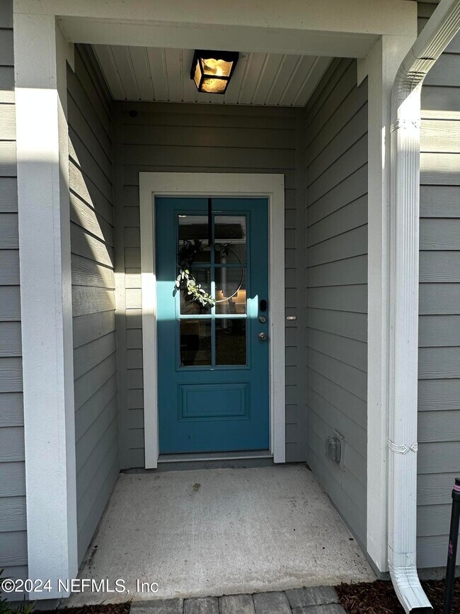 Building Photo - 411 Brandon Lks Dr