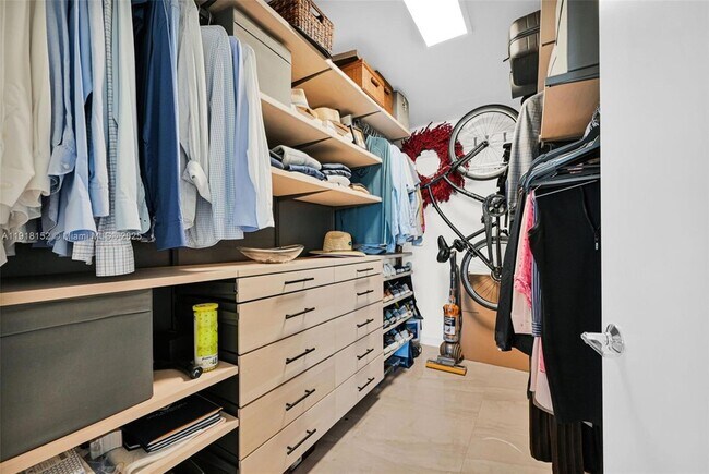 Building Photo - 1900 SE 2nd St