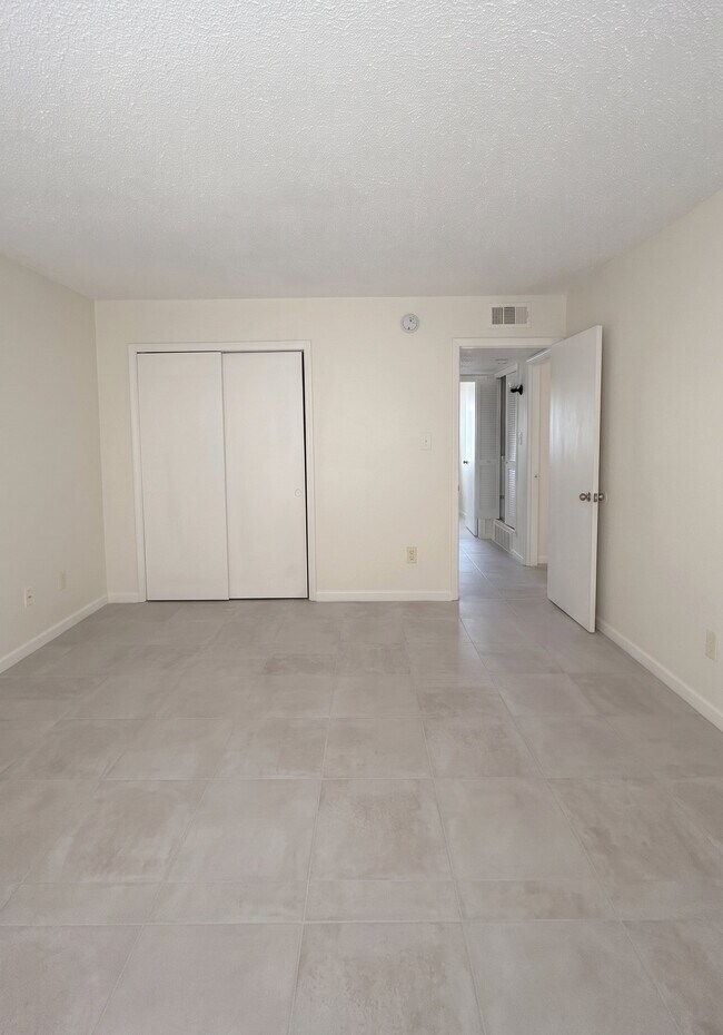 Building Photo - 176 Hillview Ave