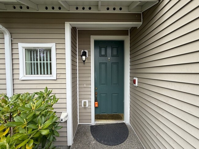 Building Photo - 4 Bed 3 Bath Gated Townhome Near Maplewood Golf