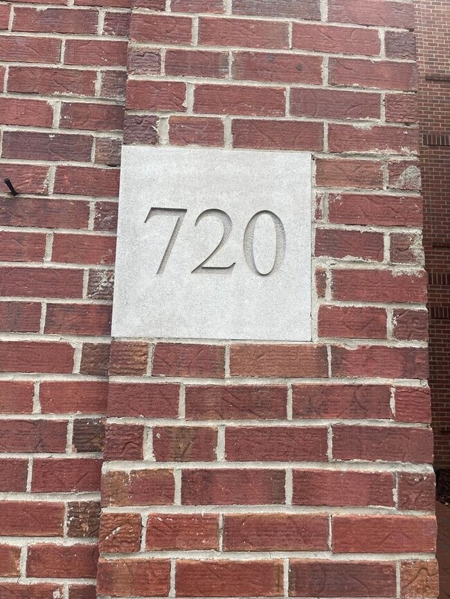 Building Photo - Studio w/ In-Unit Laundry near Tom Lee Park