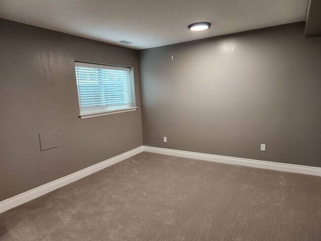 Building Photo - Great 5 Bed 3 Bath Remodeled Home