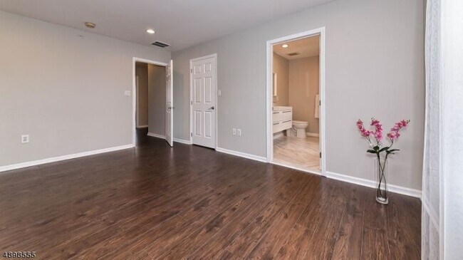 Building Photo - 44 Greenbrook Dr