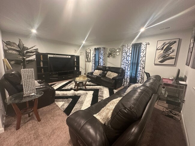 Building Photo - Available NOW - 5 bedroom, 3 full bathroom house - $2,950/month