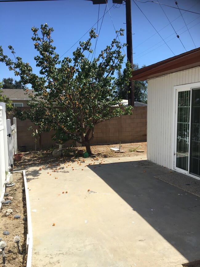 Building Photo - 1 Bedroom, 1 bath guesthouse with yard