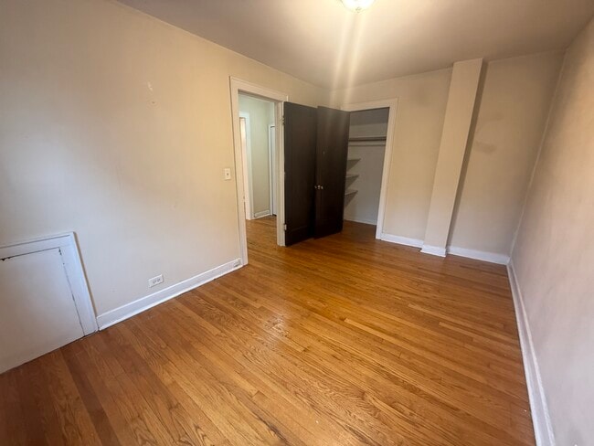 Building Photo - 18 E Northwest Hwy