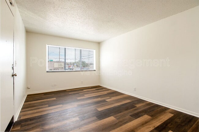 Building Photo - 1800 E 1st St N