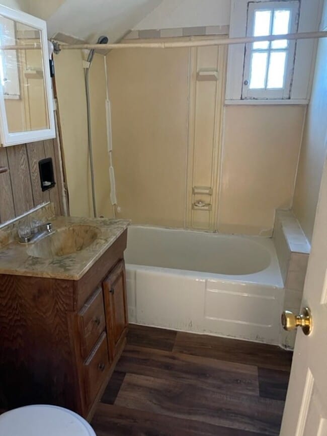 Building Photo - 2+ BEDROOM  1 BATHROOM HOUSE