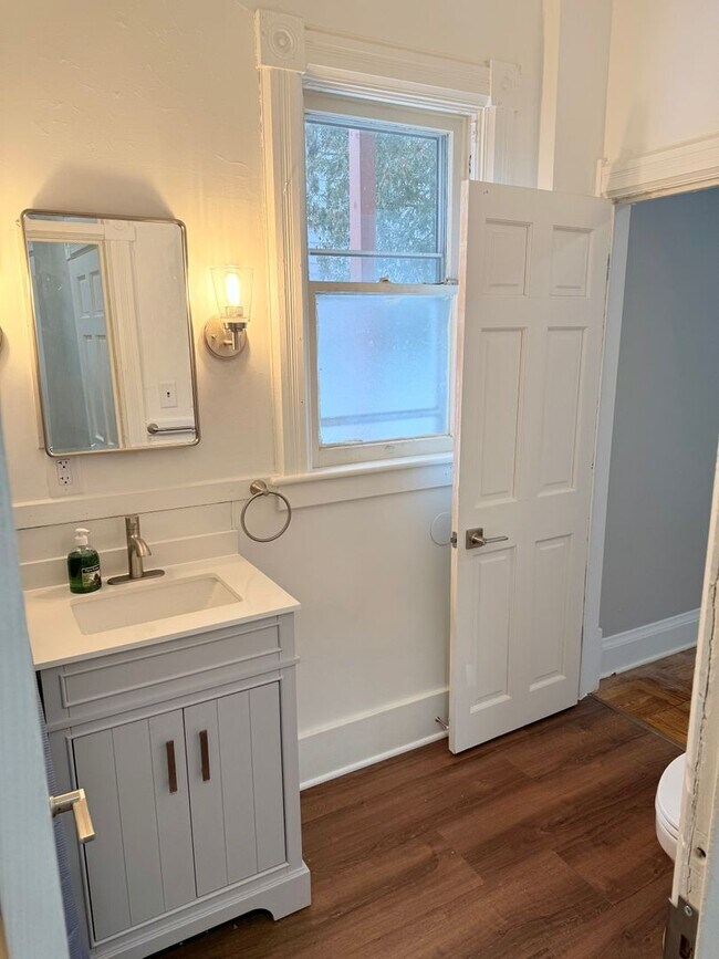 Building Photo - 920 S Jackson St