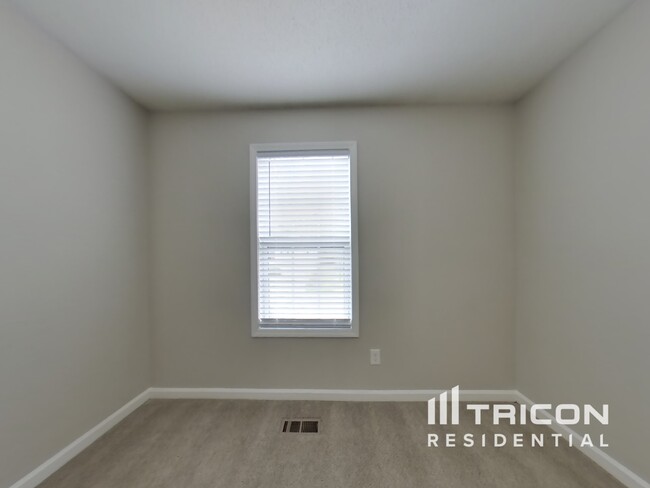 Building Photo - 372 River Trace Dr