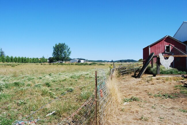 Building Photo - Enjoy the Country living, Home on acres in Yamhill Oregon