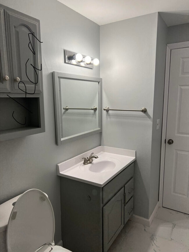 Building Photo - Updated bi-level!