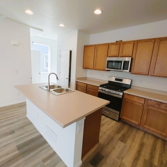 Gas Stove, Stainless Appliances - 18901 E 66th Pl