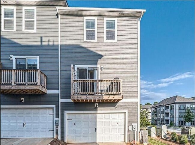 Building Photo - Beautiful 4BR 4BA Home w/ Garage Parking • Updated Appliances in Charlotte