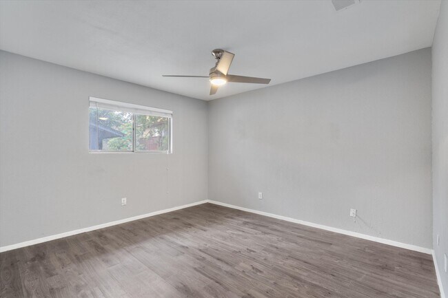 Building Photo - Perfectly Located Townhome in South Austin