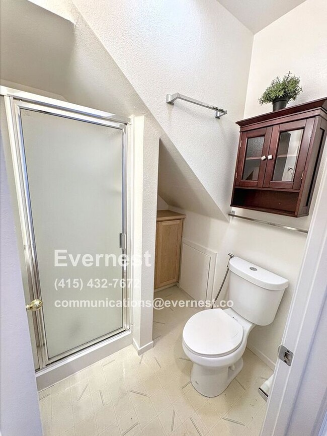 Building Photo - Lovely 2-Bedroom Townhome: Comfort and Con...