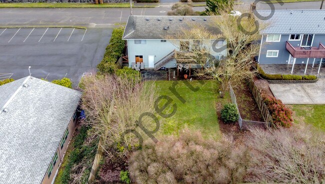 Building Photo - 4 bedroom 2.5 bathroom Home