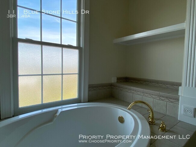 Building Photo - Gorgeous 3 Bed 3.5 Bath End Unit