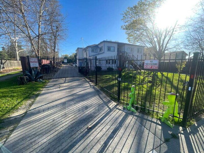 Building Photo - 474 Harding Ave