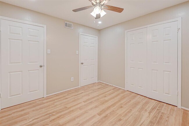 Building Photo - 2302 Brook View Ln