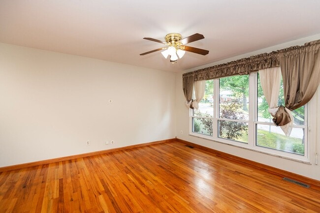 Building Photo - Spacious 4-Bed, 2.5-Bath Split-Level Home