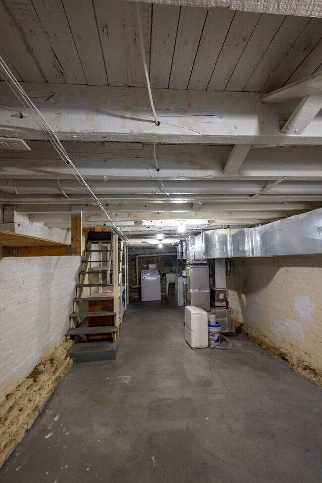 Building Photo - 110 N Rose St