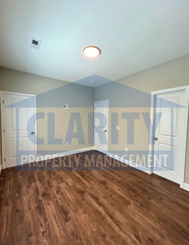 Building Photo - Two-bedroom Townhome!