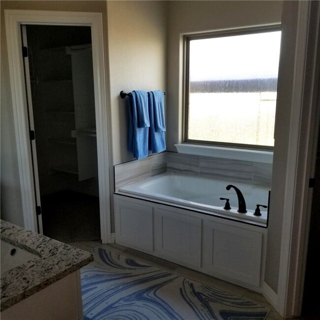 Building Photo - 5810 W Cane Hill Dr