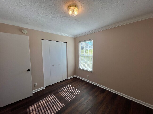 Building Photo - Beautifully updated 3 BR 2 Bath Home in La...