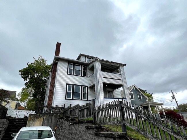 Building Photo - 666 Belmont St