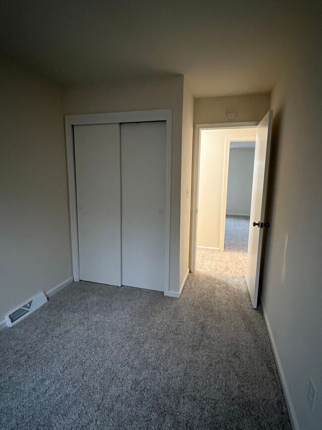 Building Photo - 3 bedroom Townhouse - Northampton School District