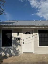 Building Photo - 304 E Hickory St