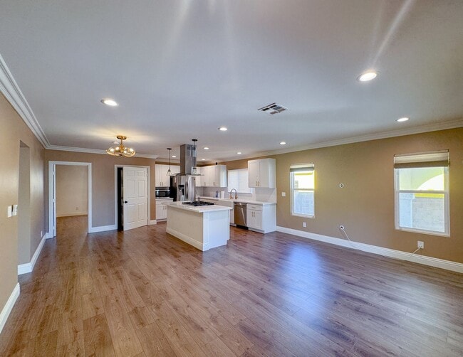 Building Photo - Gorgeous 3 Bedroom 2 Bath Updated Front House for Lease Near SoFi! (Building of ADU in the back)