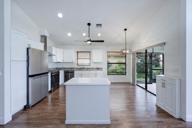 Building Photo - 2843 SW Mariposa Cir