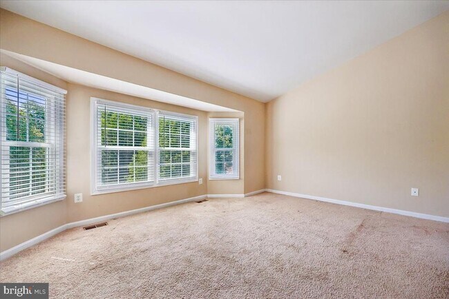 Building Photo - 6630 Commodore Ct