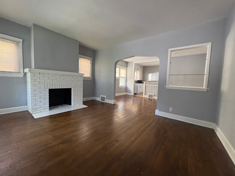 Primary Photo - 2313 Grandview Ave