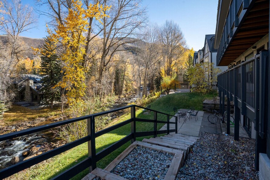 Building Photo - 900 E Hopkins Ave