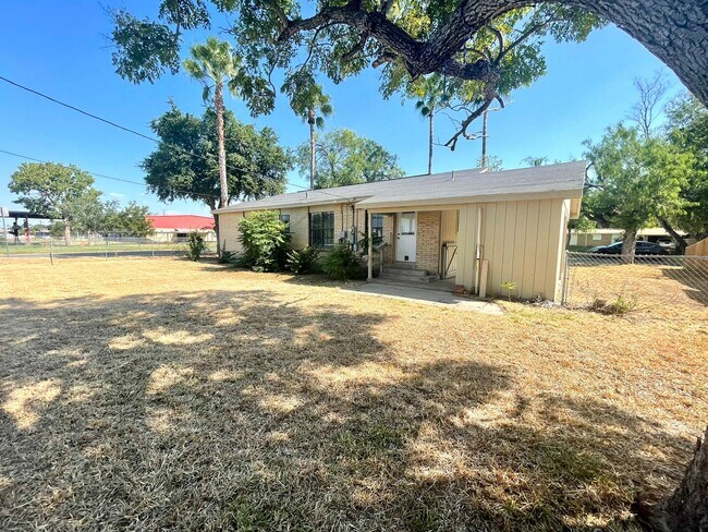 Building Photo - 1400 Vine Ave