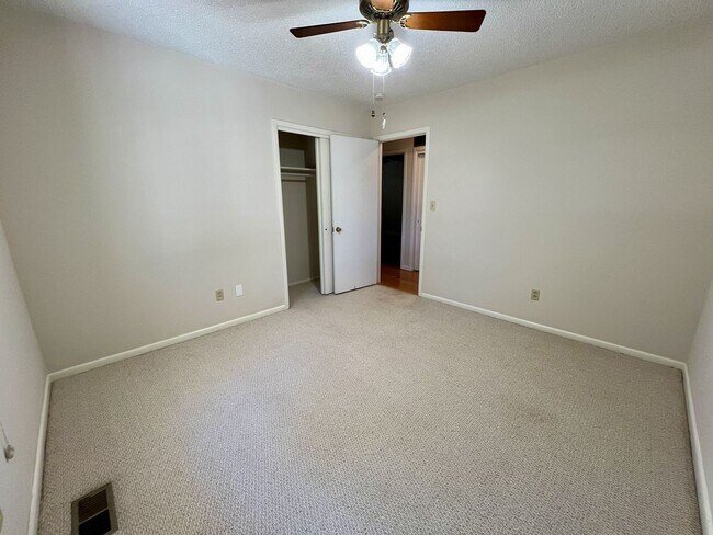 Building Photo - 3 Bedroom Home in Greenwood!